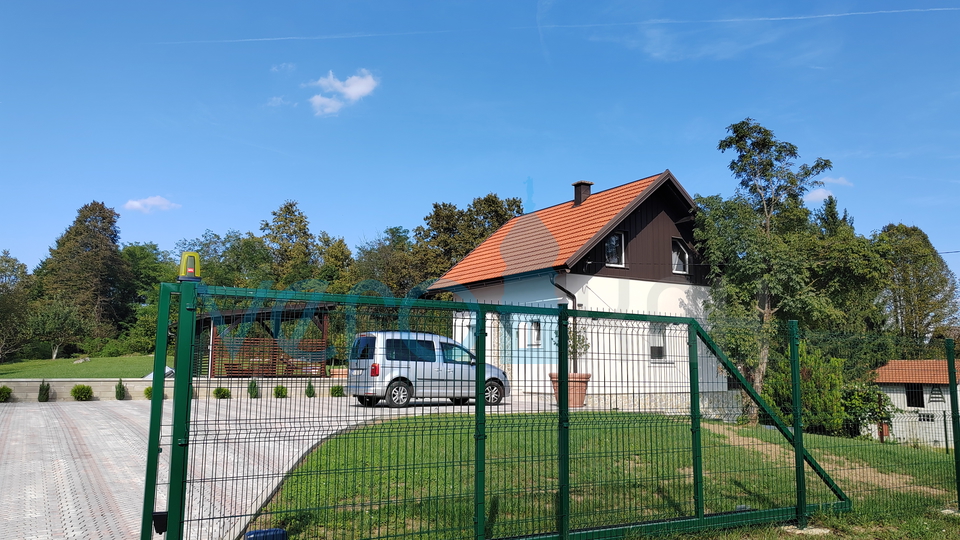 Karlovac, Tounj, neu renoviertes Haus mit einem Garten von 5900 m2 und einem Swimmingpool, zu verkaufen